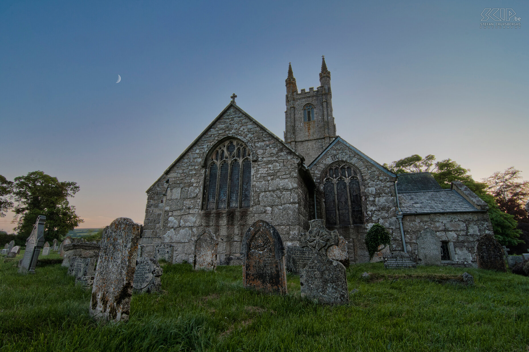 Kerk van Widecombe-in-the-Moor De oude kerk van Widecombe-in-the-Moor na zonsondergang. Widecombe-in-the-Moor is een het kleine dorpje in het nationaal park Dartmoor in het graafschap Devon. Stefan Cruysberghs